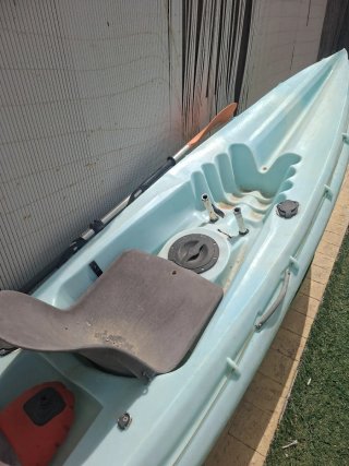 Kayak azul con carrito
