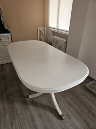 Mesa de comedor ovalada blanca