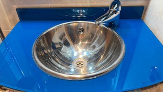 Lavabo completo con grifo, espejo y luces
