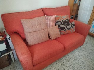 Sofá naranja de tela