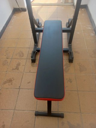 Estación de dominadas y banco abdominales