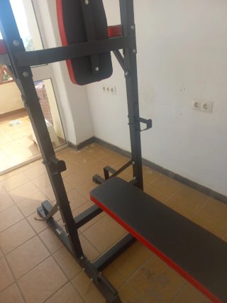 Estación de dominadas y banco abdominales
