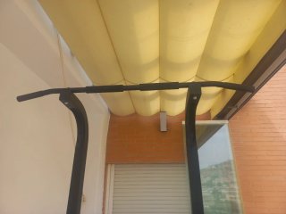 Estación de dominadas y banco abdominales