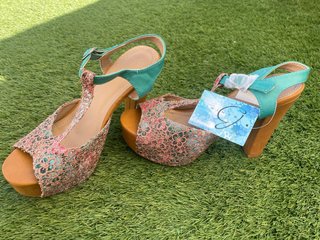 Sandalias BENI tacón cuña multicolor y verde