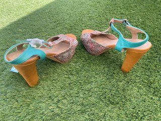 Sandalias BENI tacón cuña multicolor y verde