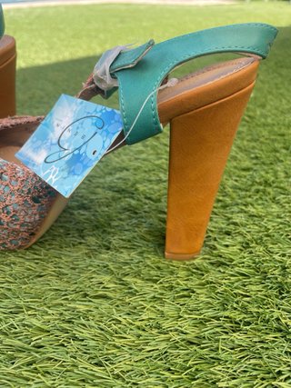 Sandalias BENI tacón cuña multicolor y verde