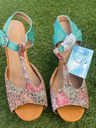 Sandalias BENI tacón cuña multicolor y verde