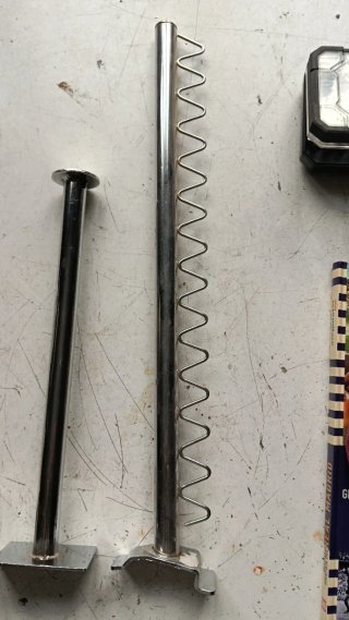 Ganchos y perchas para panel de tienda.