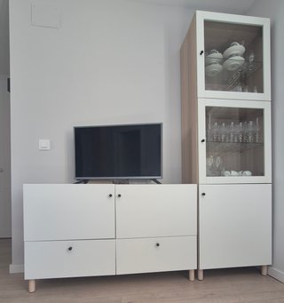 Mueble salón IKEA blanco/roble con vitrina