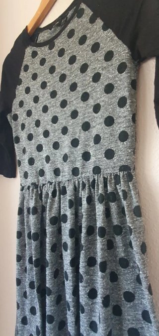 Vestido de lunares gris y negro entretiempo