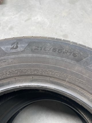 Neumático Bridgestone 235/65 R16