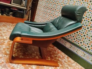 Due Poltrone in Pelle Verde con Base in Legno