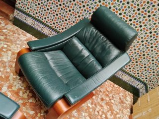 Due Poltrone in Pelle Verde con Base in Legno