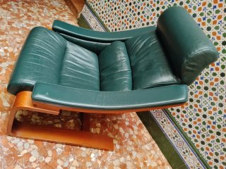 Due Poltrone in Pelle Verde con Base in Legno