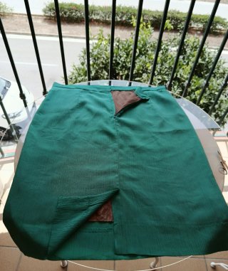 Falda verde corte recto, talla 50 con forro