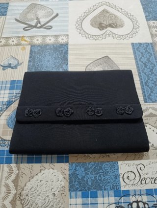 Bolso de mano negro con cadena