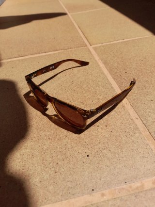 Gafas de sol para niña marca Ray-Ban.