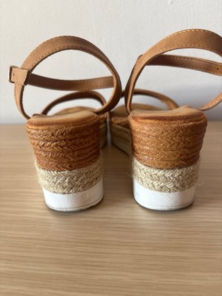 Tacones cuña beige y marrón