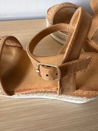 Tacones cuña beige y marrón