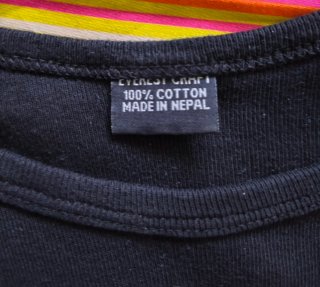 Jersey hippie negro con rayas arcoíris