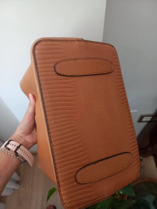 Bolso de mano marrón y dorado