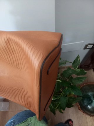 Bolso de mano marrón y dorado