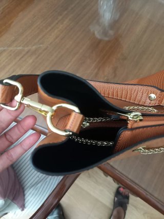 Bolso de mano marrón y dorado