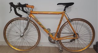 Bicicleta de carretera naranja