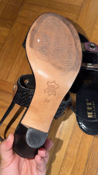 Sandalias tacón cuero negras y doradas como nuevas