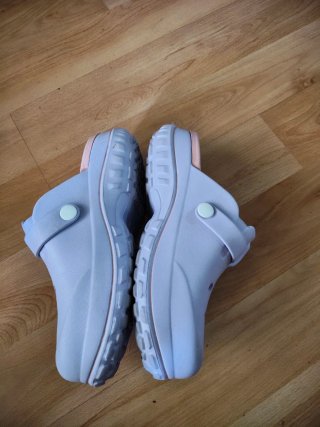 Zuecos tipo Crocs morados