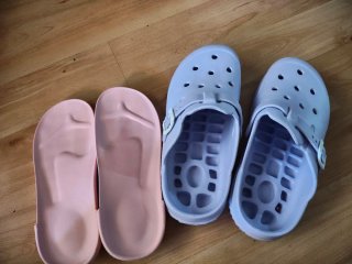 Zuecos tipo Crocs morados