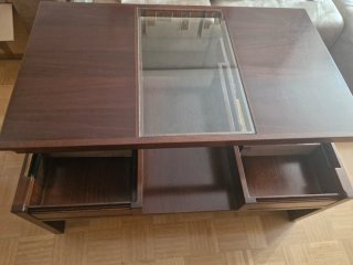 Mueble de salón y mesa centro, de madera de Iroko