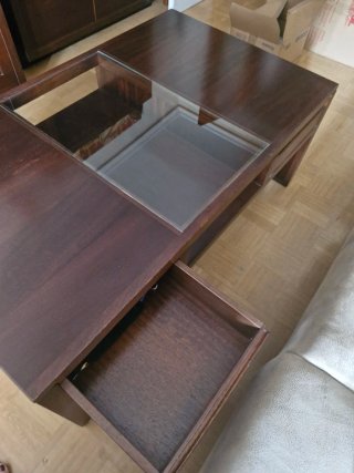 Mueble de salón y mesa centro, de madera de Iroko