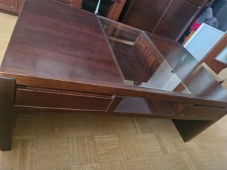 Mueble de salón y mesa centro, de madera de Iroko