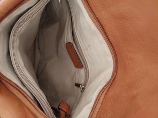 Bolso de piel color caramelo