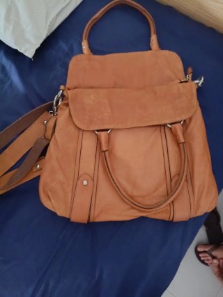 Bolso de piel color caramelo