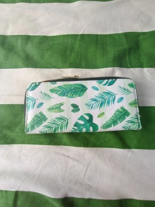 Cartera con estampado de hojas tropicales