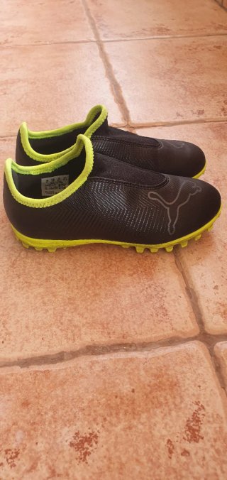 Zapatos de fútbol marca Sondico y Puma