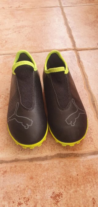 Zapatos de fútbol marca Sondico y Puma