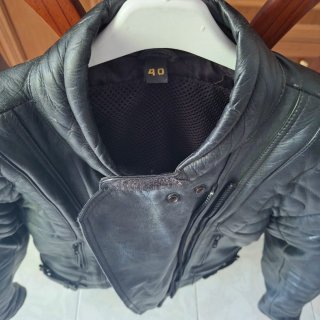 Chaqueta de piel negra