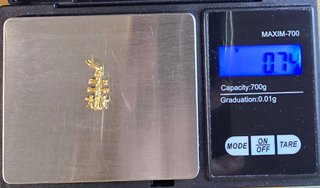 Cruz de oro de 18k. Peso: 0.74 gr.