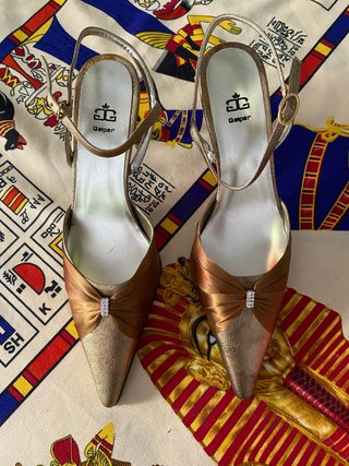 Zapatos de fiesta dorados y plateados