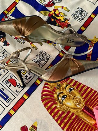 Zapatos de fiesta dorados y plateados