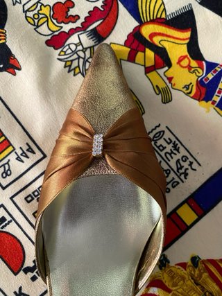 Zapatos de fiesta dorados y plateados