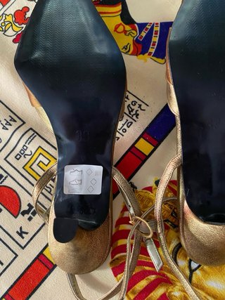 Zapatos de fiesta dorados y plateados