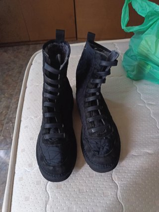 Botas negras con cordones