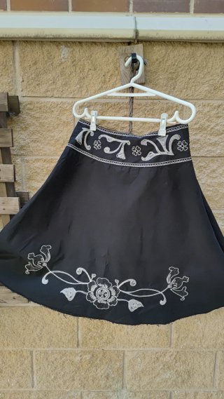 Falda negra bordada
