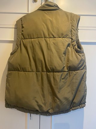Chaleco Bershka verde oliva