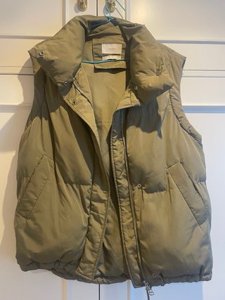 Chaleco Bershka verde oliva