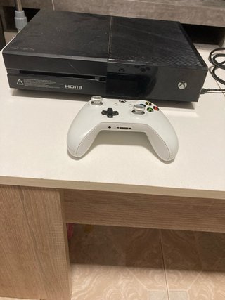 Xbox One con mando y juego Rocket League